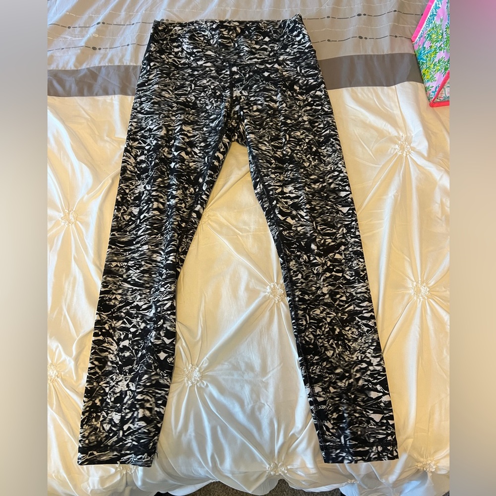 Lululemon 3/4 length legging. Excellent used condition. Size 6.